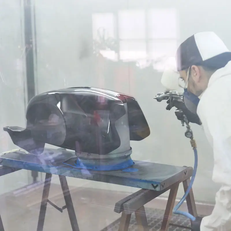 Paint shop owners at work spraying | Sun-Spot