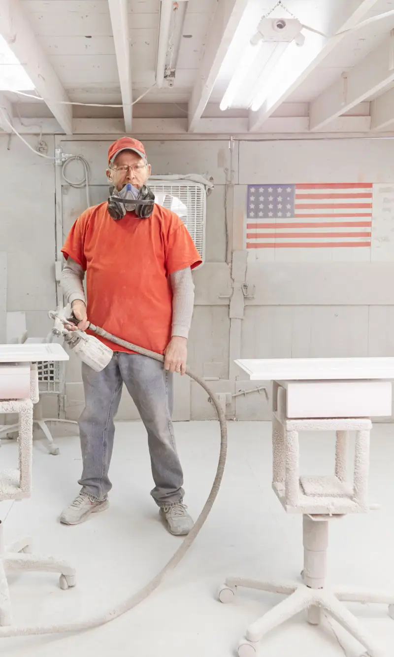 Paint shop owners at work spraying | Sun-Spot