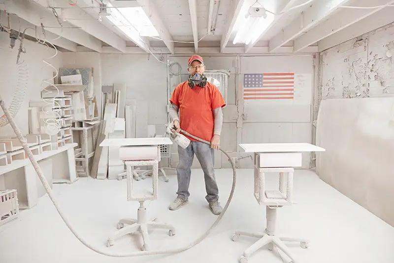 Paint shop owners at work spraying | Sun-Spot