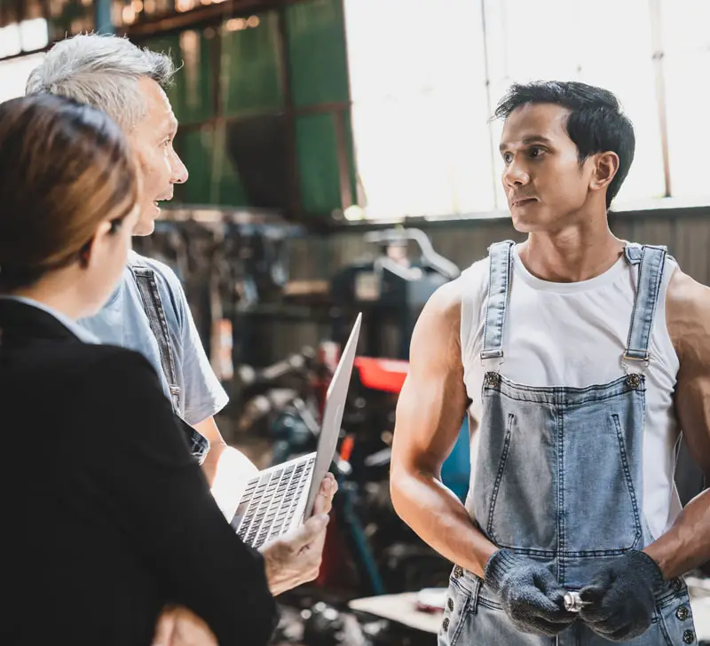 Distribution team talking to paint shop owners about the HT-200 | Sun-Spot
